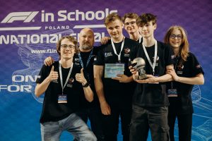 Grupa uczniów z medalami i pucharem  po zdobyciu wice Mistrzostwa Polski w konkursie Formuły 1